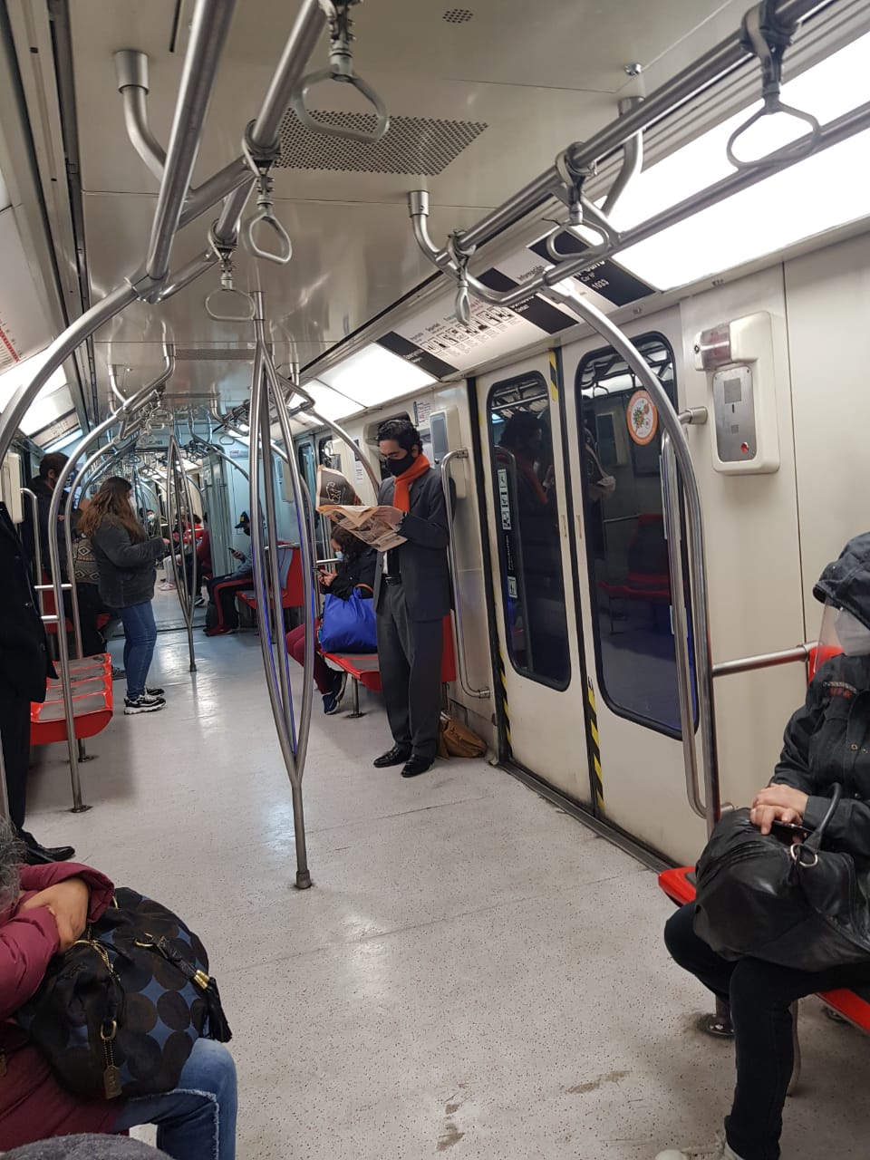 Министра финансов Чили обнаружили в метро