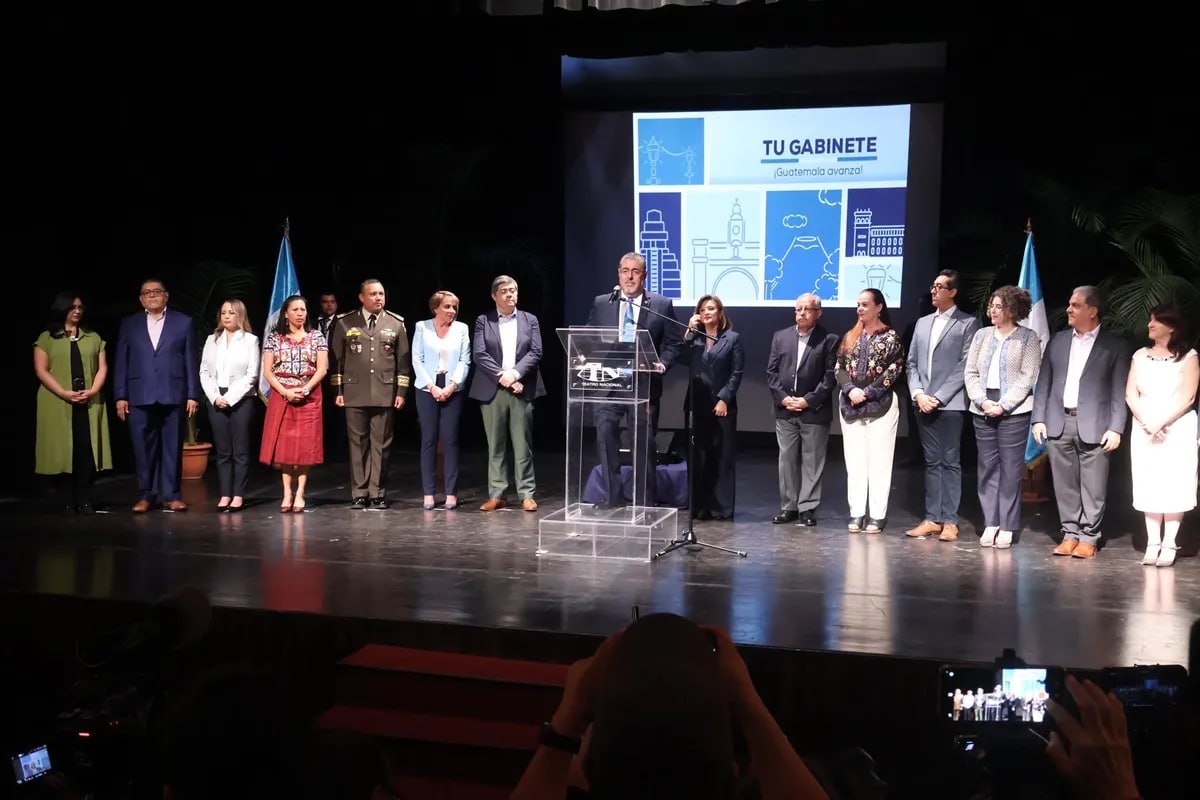 Избранный президент Гватемалы Бернардо Аревало де Леон представил в понедельник свой правительственный кабинет из 7 мужчин и 7 женщин, который начнет работу 14 января после его инаугурации.