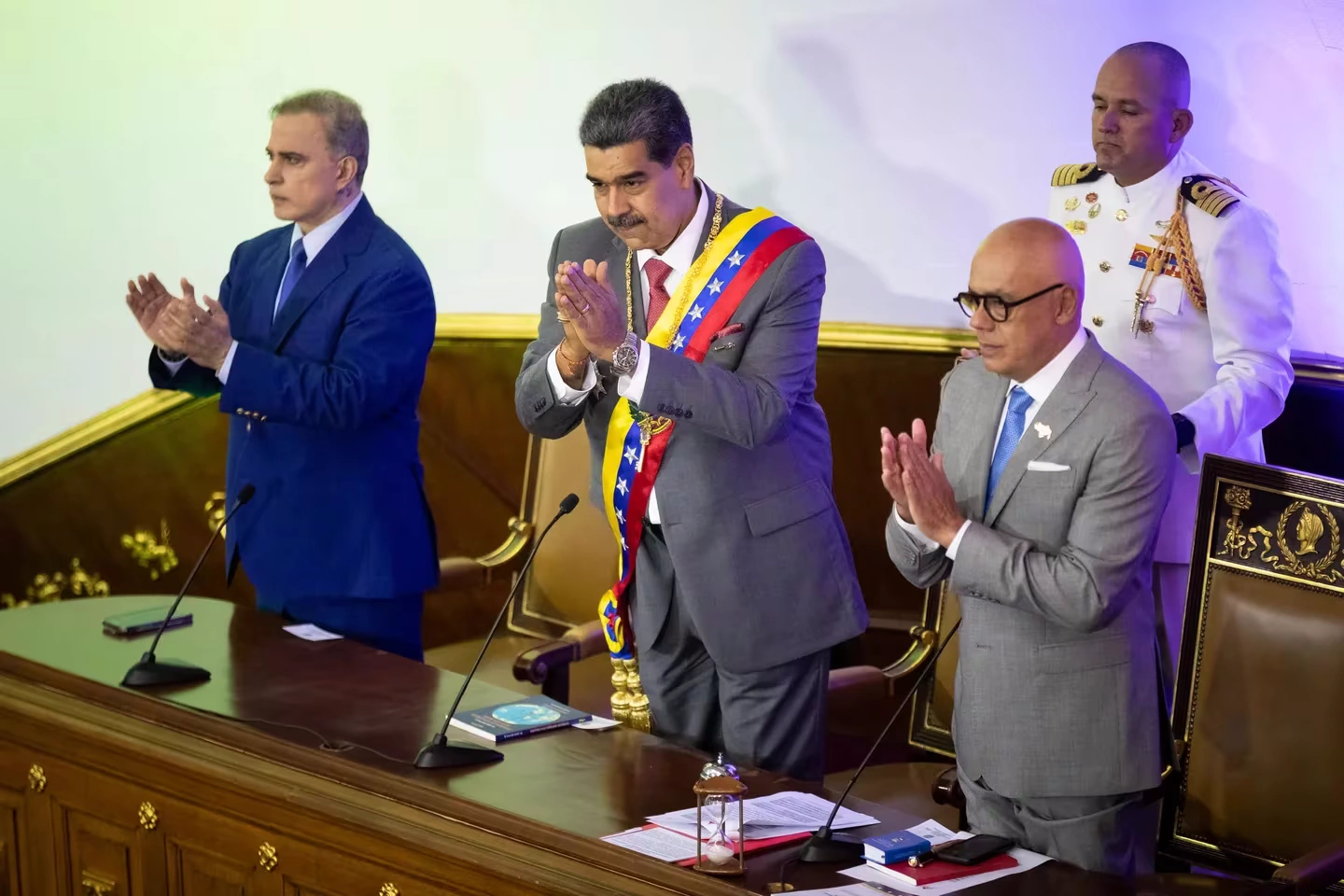 El dictador Nicolás Maduro, junto al fiscal del régimen, Tarek William Saab, y el presidente de la Asamblea Nacional chavista, Jorge Rodríguez