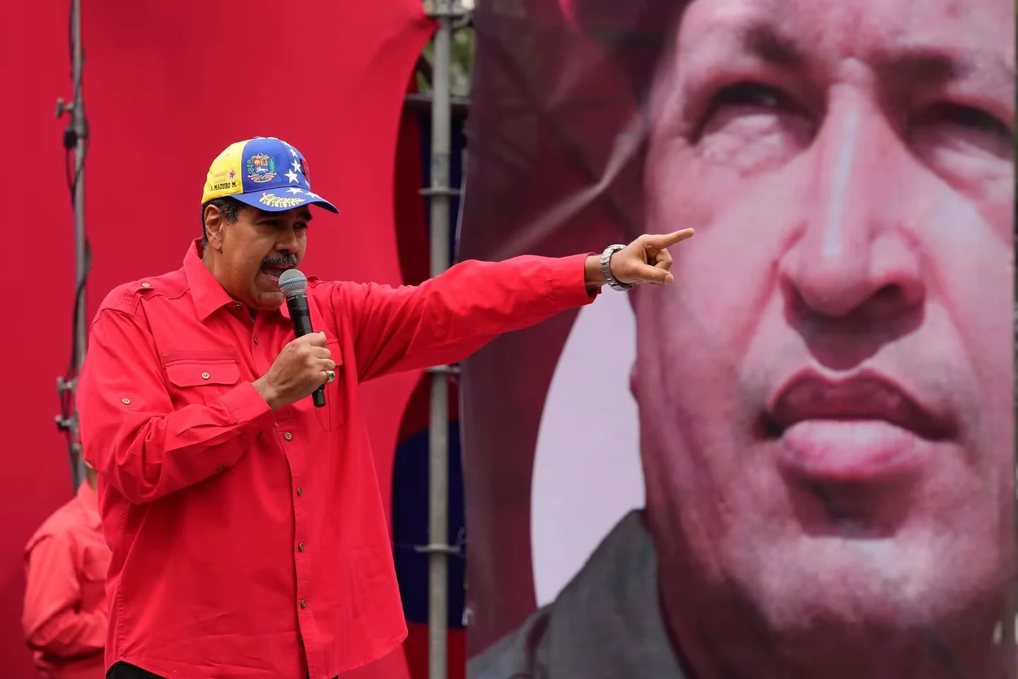 Мадуро пригрозил выиграть президентские выборы в Венесуэле "любыми правдами и неправдами".