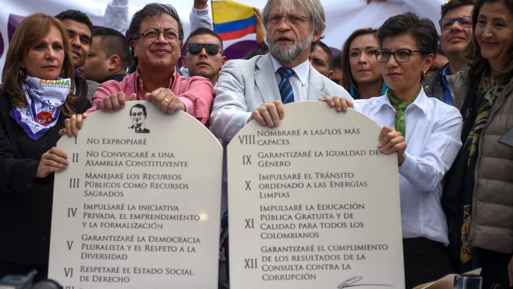 Колумбия: В сетях напоминают Петро о том, как он расписался в мраморе, что не будет созывать учредительное собрание