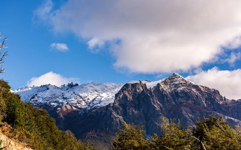 Las altas montañas de la vibrante Bariloche, Argentina. Fuente: Freepik.